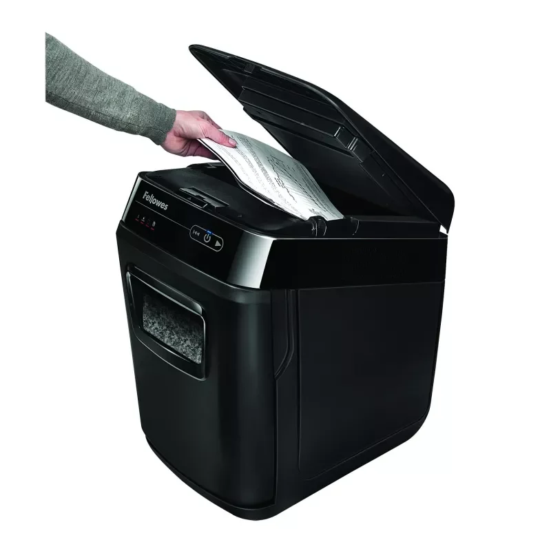 Chargement d’une pile de documents dans le chargeur automatique du Fellowes AutoMax 200M.