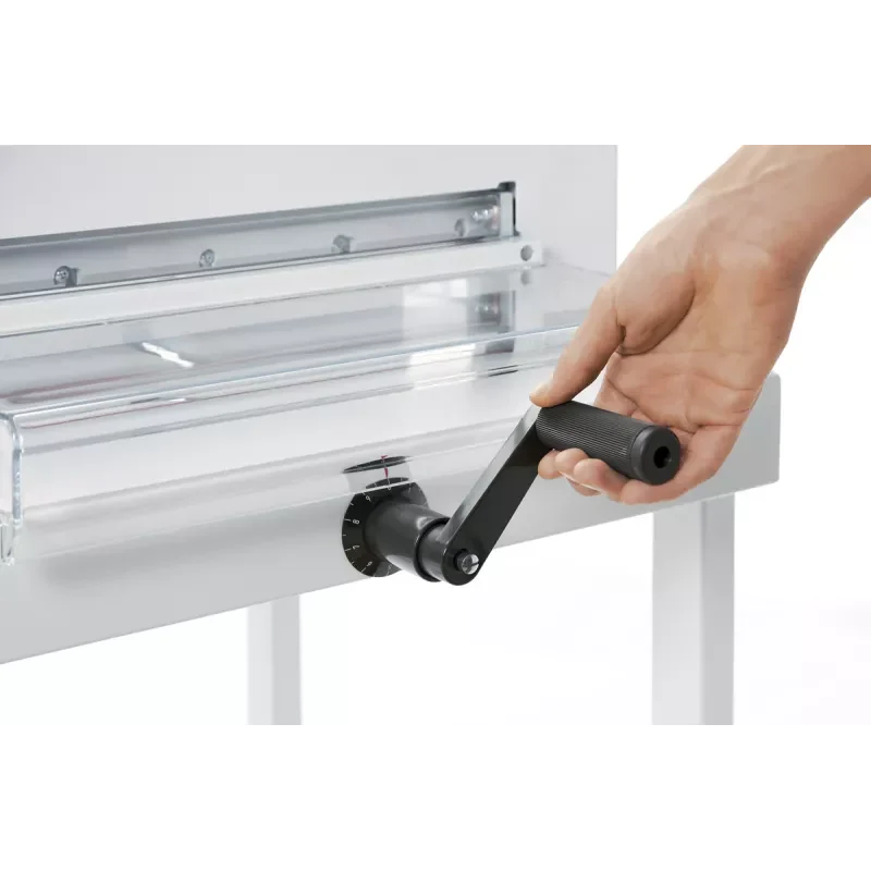 Commande manuelle du serrage sur l’IDEAL 4305 : la pile doit être maintenue avant la coupe.