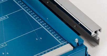 Détail du presse-papier de la DAHLE 565, qui maintient les feuilles pendant la coupe.