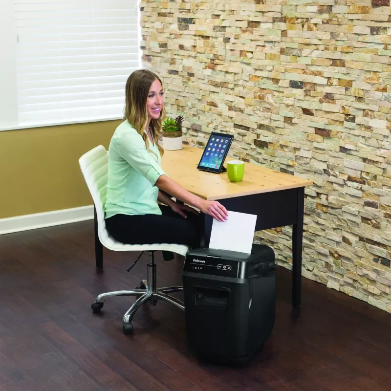 Utilisation d’un destructeur Fellowes AutoMax dans un bureau