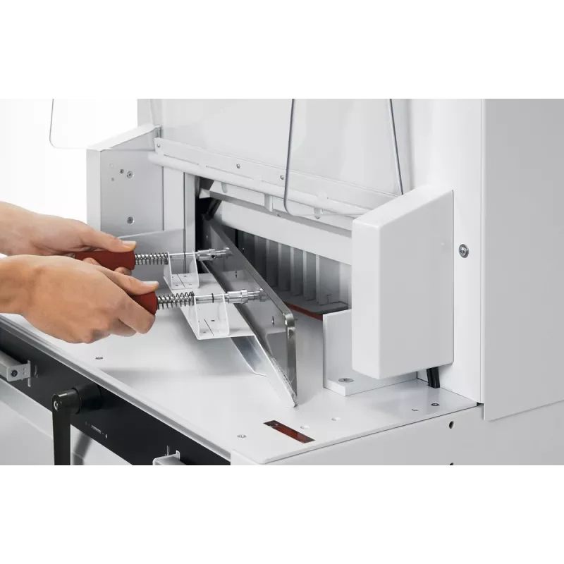 Exemple d’intervention sur l’IDEAL 4850 avec un dispositif de manutention de lame. Cette opération relève du personnel compétent et des consignes du fabricant.