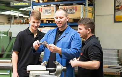 Exemple de transmission du savoir-faire technique chez HSM, photographié par le fabricant.