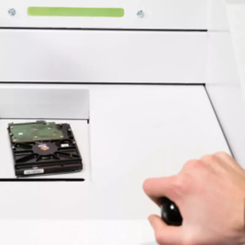 Introduction d’un disque dur dans le HSM StoreEx HDS 230, une machine dédiée aux supports compatibles.