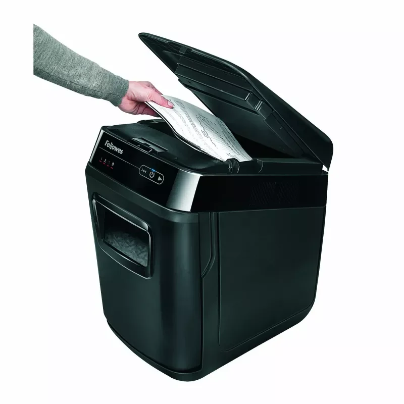 Le chargeur du Fellowes AutoMax 200C reçoit un lot de feuilles préparées selon les consignes du fabricant.