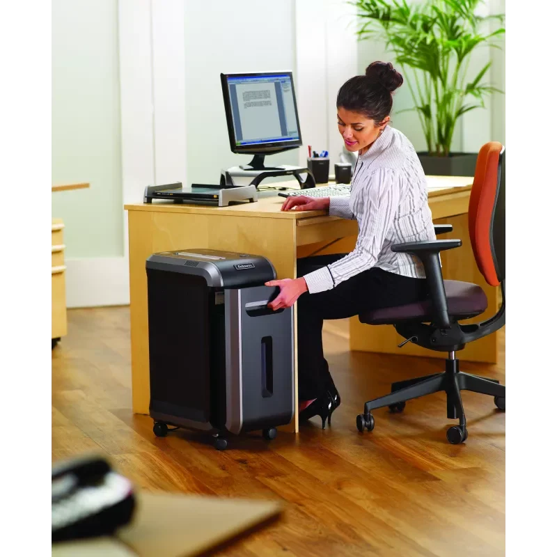 Le Fellowes Powershred 99Ci en situation dans un bureau.