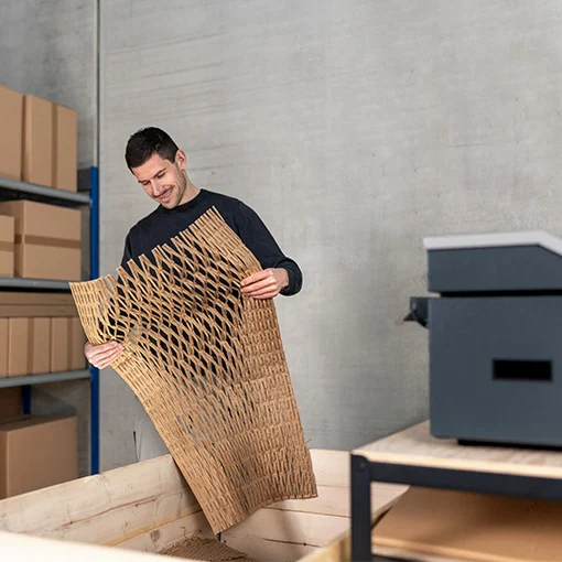Mise en forme d’une nappe de carton matelassé à un poste d’emballage HSM.