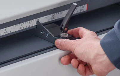 Réglage de la largeur de travail sur un HSM ProfiPack : adapter la préparation des feuilles aux dimensions utiles.