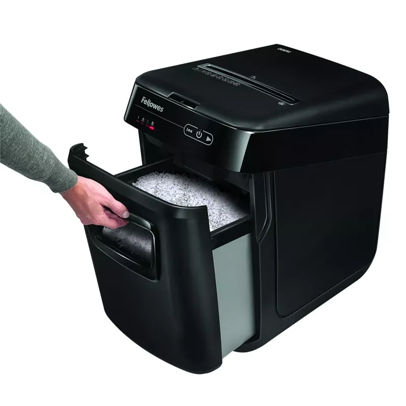 Retrait du bac de récupération d’un Fellowes AutoMax 200M pour le vidage.