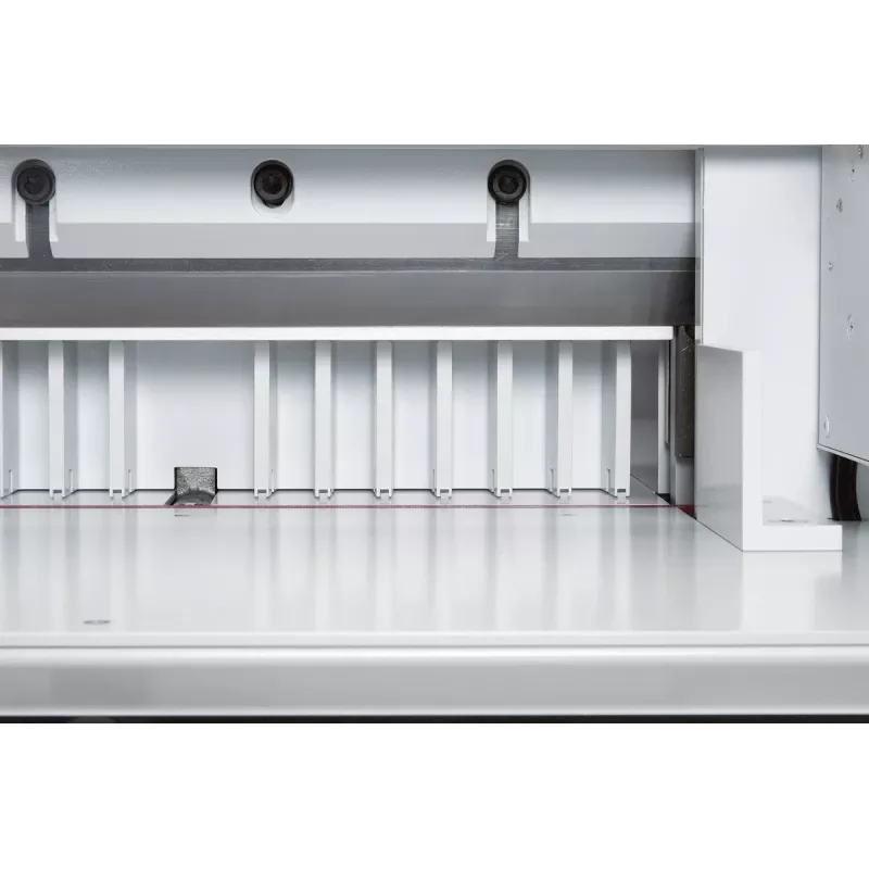 Table et zone de coupe de l’IDEAL 4850 : un positionnement régulier de la pile facilite la précision.