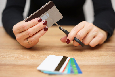 Détruire une carte bancaire avec un destructeur de documents compatible cartes plastiques