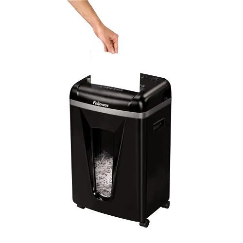 Insertion du papier dans le destructeur de documents Fellowes 450 M