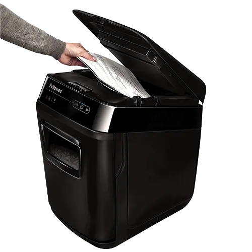 Insertion du papier dans le destructeur de documents Fellowes AUTOMAX 150C