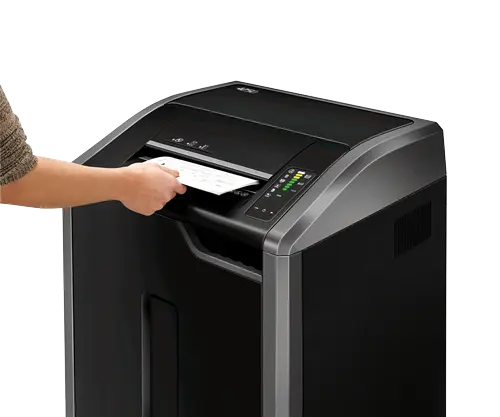 Insertion du papier dans le destructeur de documents Fellowes POWERSHRED 425 CI