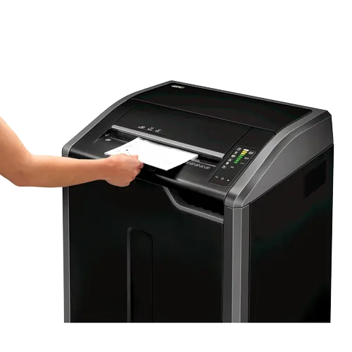 Insertion du papier dans le destructeur de documents Fellowes POWERSHRED 485 CI