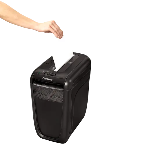 Insertion du papier dans le destructeur de documents Fellowes POWERSHRED 60 CS