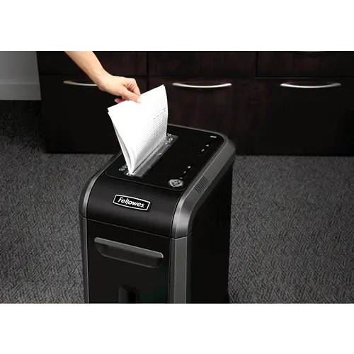 Insertion du papier dans le destructeur de documents Fellowes POWERSHRED 90 S