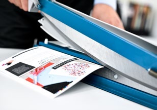 Vue rapprochée de la DAHLE 561 pendant la coupe de documents imprimés