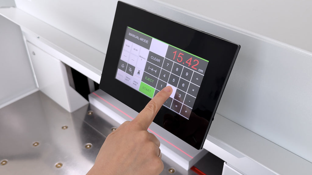 Saisie d’une cote sur l’écran tactile de 7 pouces d’un massicot IDEAL 5560