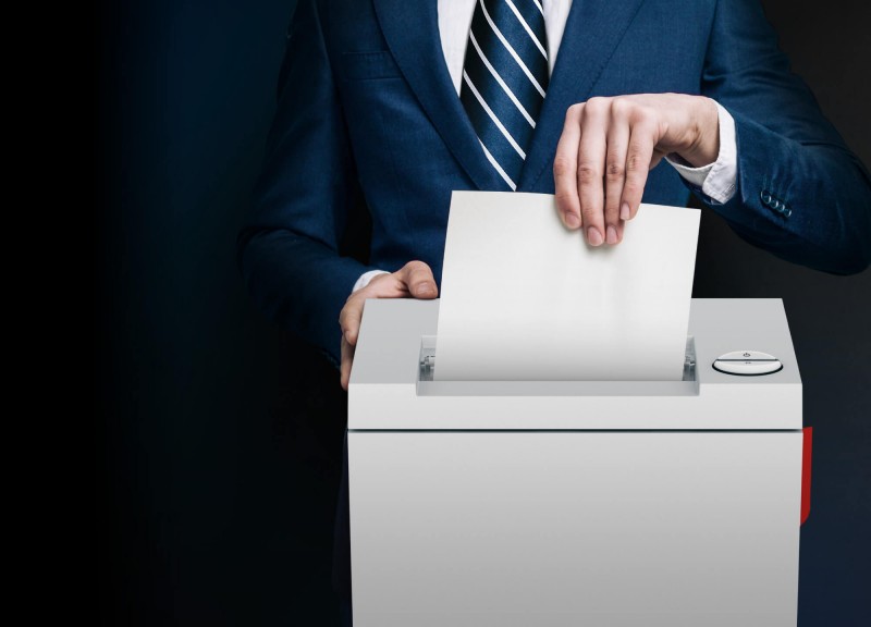 Papier introduit dans un destructeur de documents IDEAL en fonctionnement